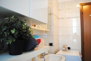 Bathroom - Bnbook- Borromeo 1 (Rho)