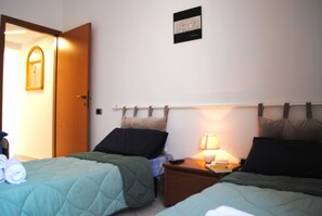 3 bedrooms, individually decorated, individually furnished - Bnbook- Borromeo 1 (Rho)