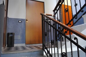 Interior entrance - Bnbook- Borromeo 1 (Rho)