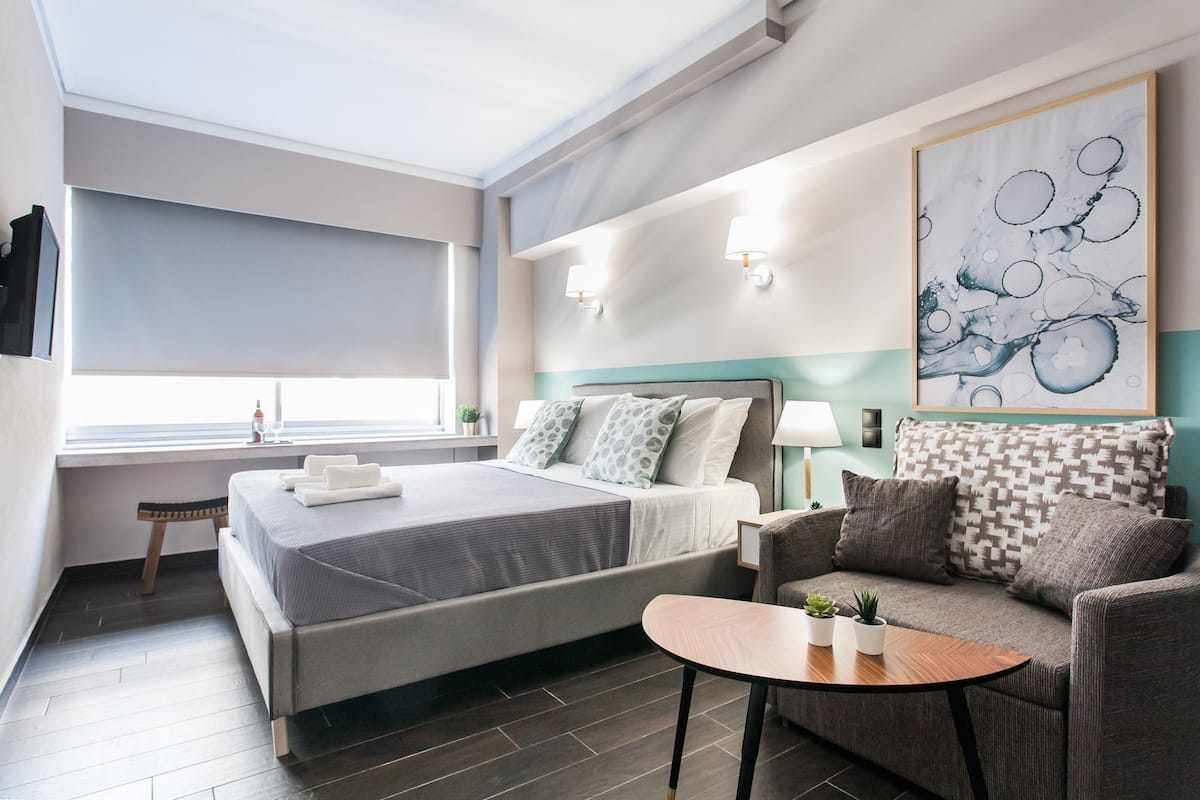 Deluxe Quadruple Room | Soundproofing, iron/ironing board, WiFi (free), bed sheets