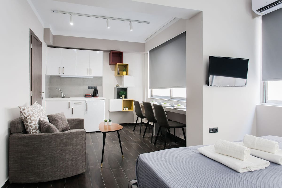 Deluxe Triple Room | Soundproofing, iron/ironing board, WiFi (free), bed sheets