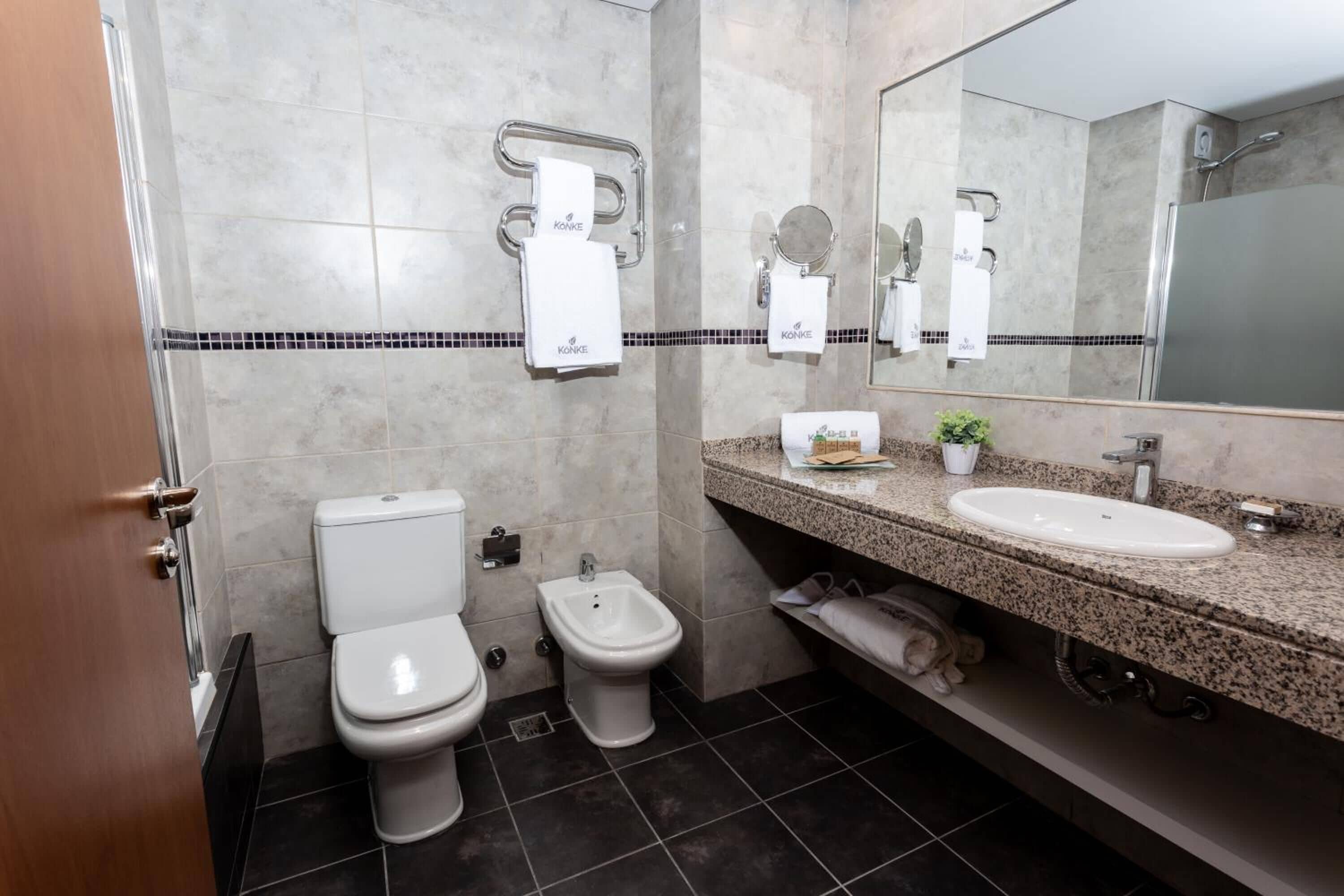 executive twin room | bathroom | bidet, towels
