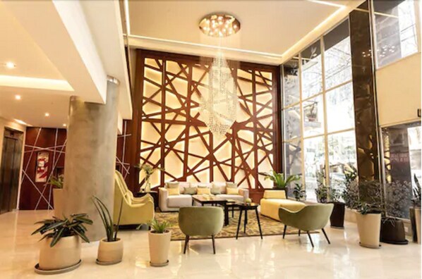 Coin salon dans le hall