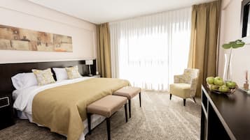 Minibar, caja de seguridad en la habitación y escritorio