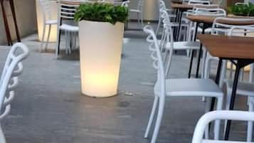 供应早餐、午餐和晚餐