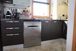 Apartamento, 1 quarto | Cozinha privada | Geladeira grande, micro-ondas, fogão, cooktop