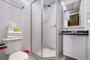Chuveiro, chuveiro com efeito de chuva, bidê, toalhas de banho