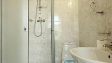 Kamar Double Standar | Kamar mandi | Shower, pengering rambut, handuk, dan tisu toilet