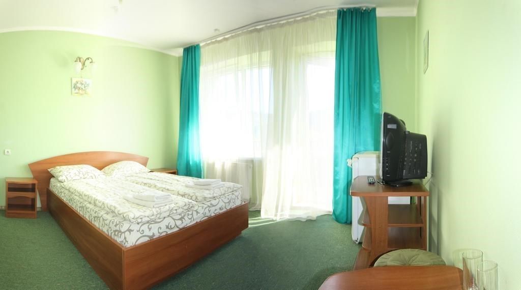 Kamar Double Standar | Brankas, meja kerja, dan setrika/meja setrika