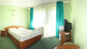 Kamar Double Standar | Brankas, meja kerja, dan setrika/meja setrika