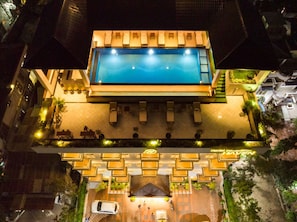 Piscine extérieure, cabanons gratuits, chaises longues