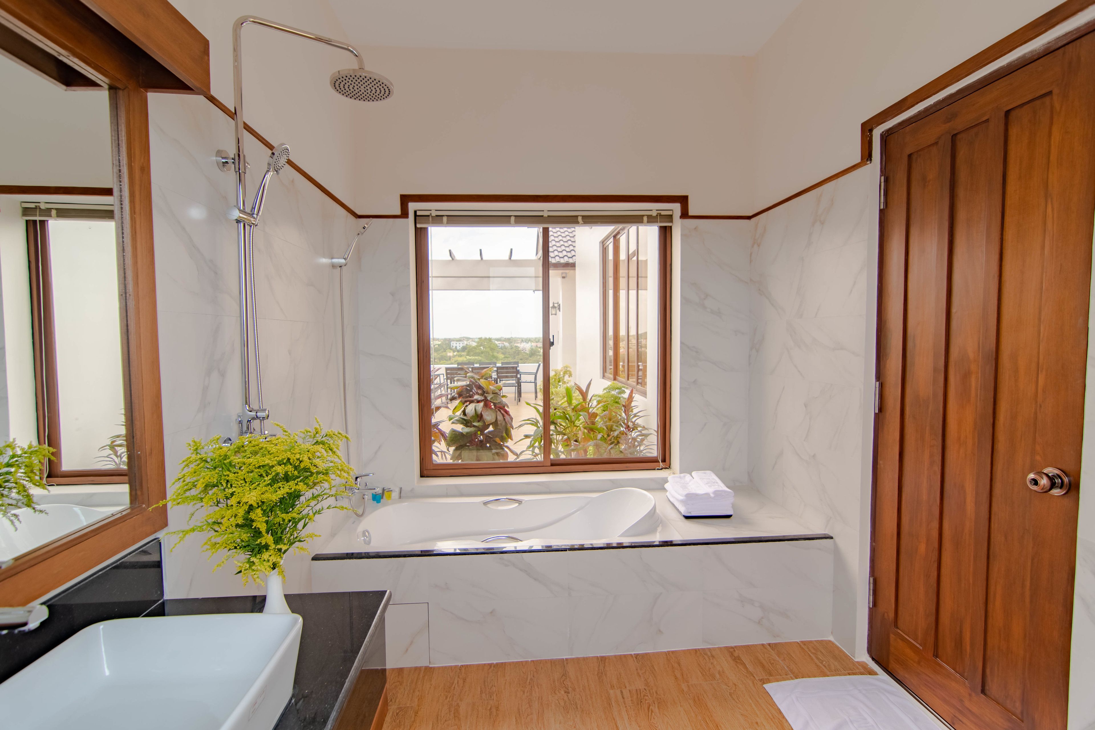 panoramic penthouse, 1 bedroom, mountain view, mountainside | bathroom | shower, rainfall showerhead, free toiletries, hair dryer