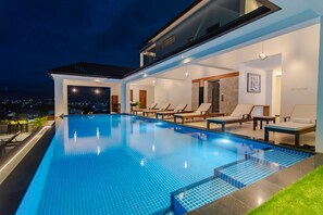 Piscine extérieure, cabanons gratuits, chaises longues