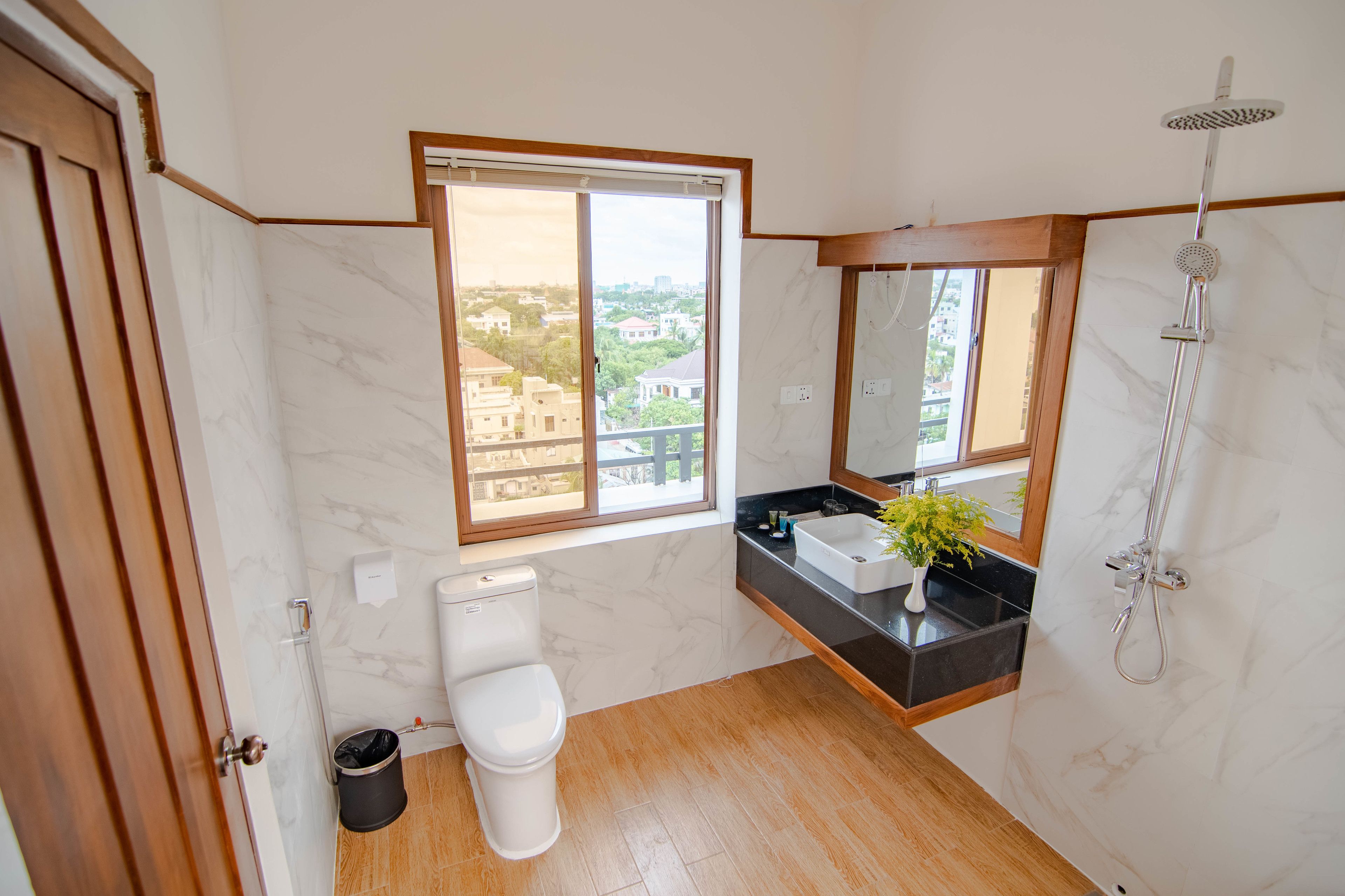 panoramic penthouse, 1 bedroom, mountain view, mountainside | bathroom | shower, rainfall showerhead, free toiletries, hair dryer