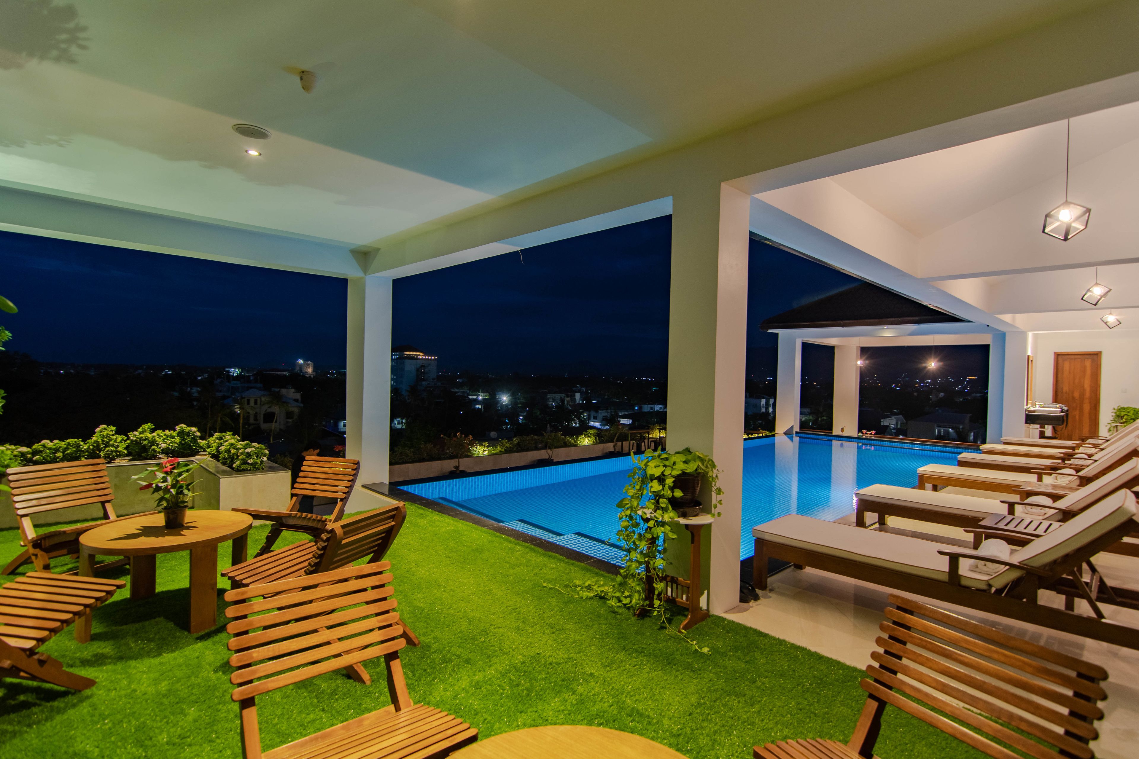 outdoor pool, open 6:00 am to 10:00 pm, free pool cabanas, pool loungers