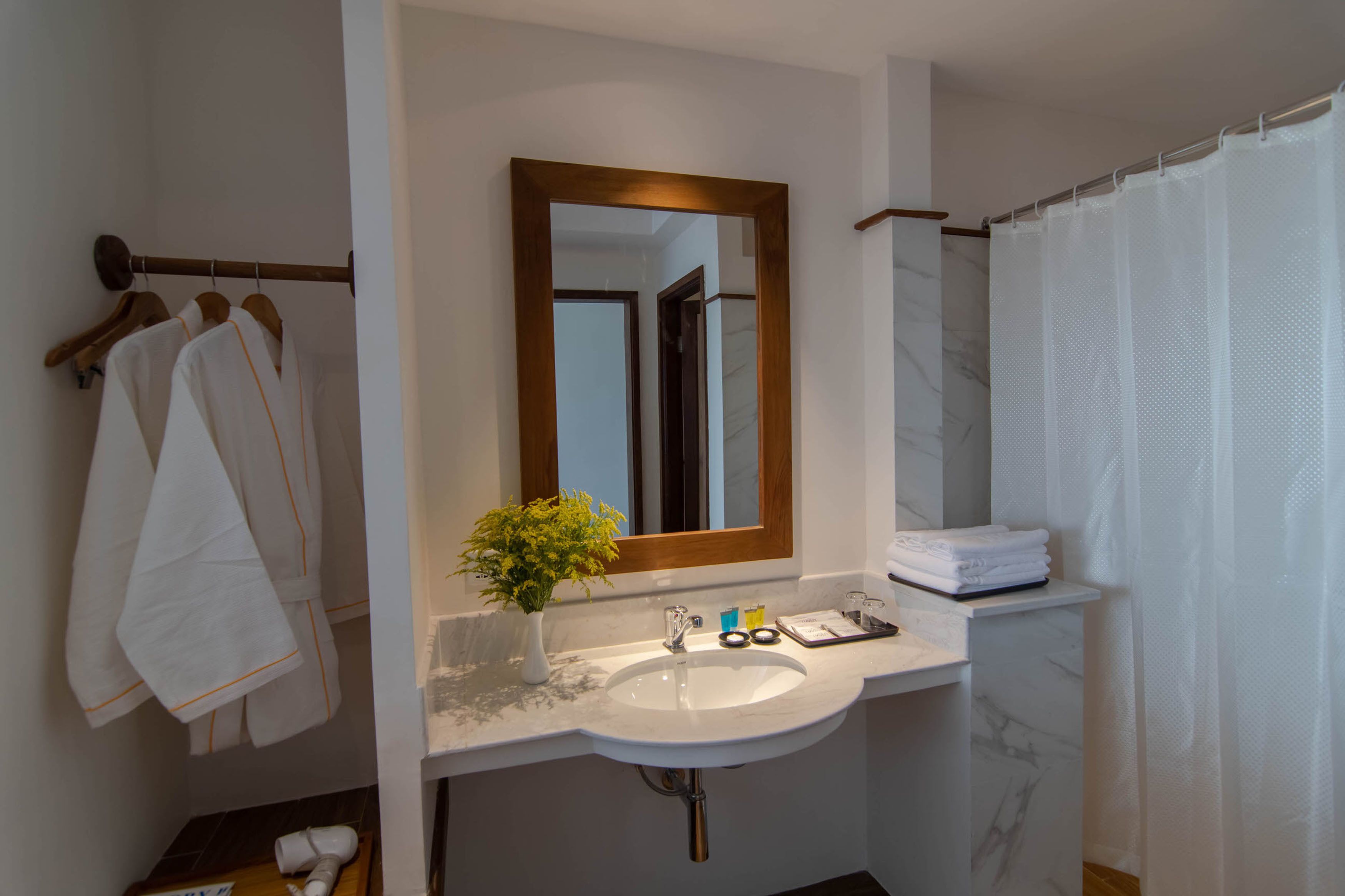 shower, rainfall showerhead, free toiletries, hair dryer