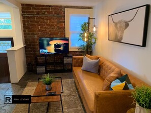 Apartament | Sala d'estar | Televisor de pantalla plana de 50 polzades amb canals digitals