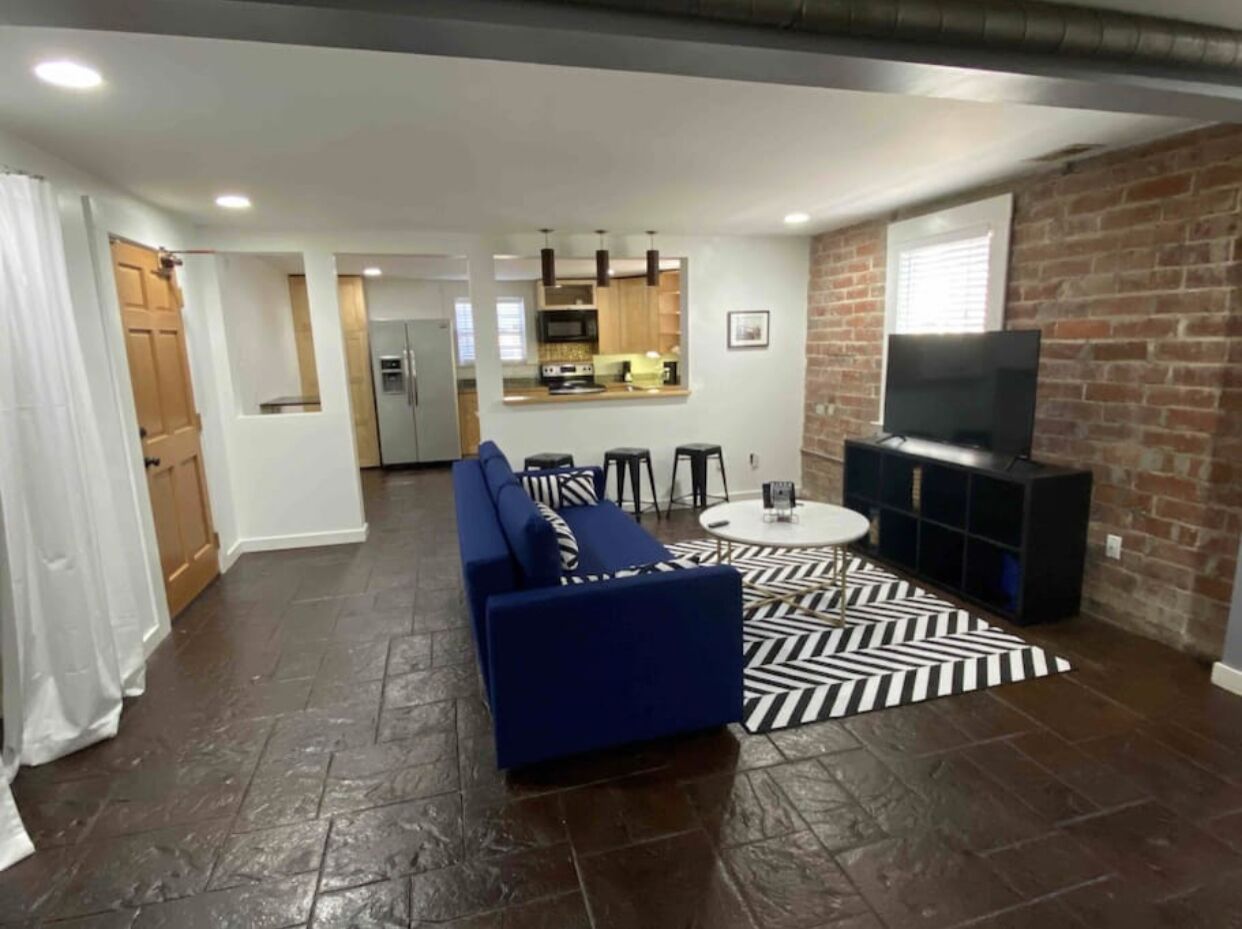 Loftsrom | Individuelt dekorert, individuelt innredet og skrivebord for bærbar PC