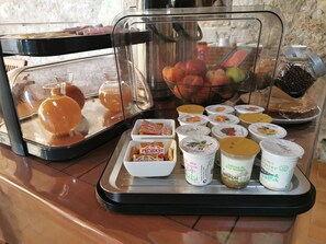 Free daily buffet breakfast - Atelier du Philosophe (Saint-Victor)