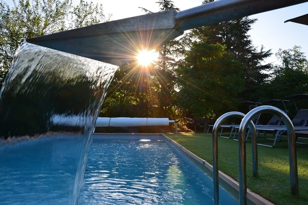 Piscina stagionale all'aperto, lettini