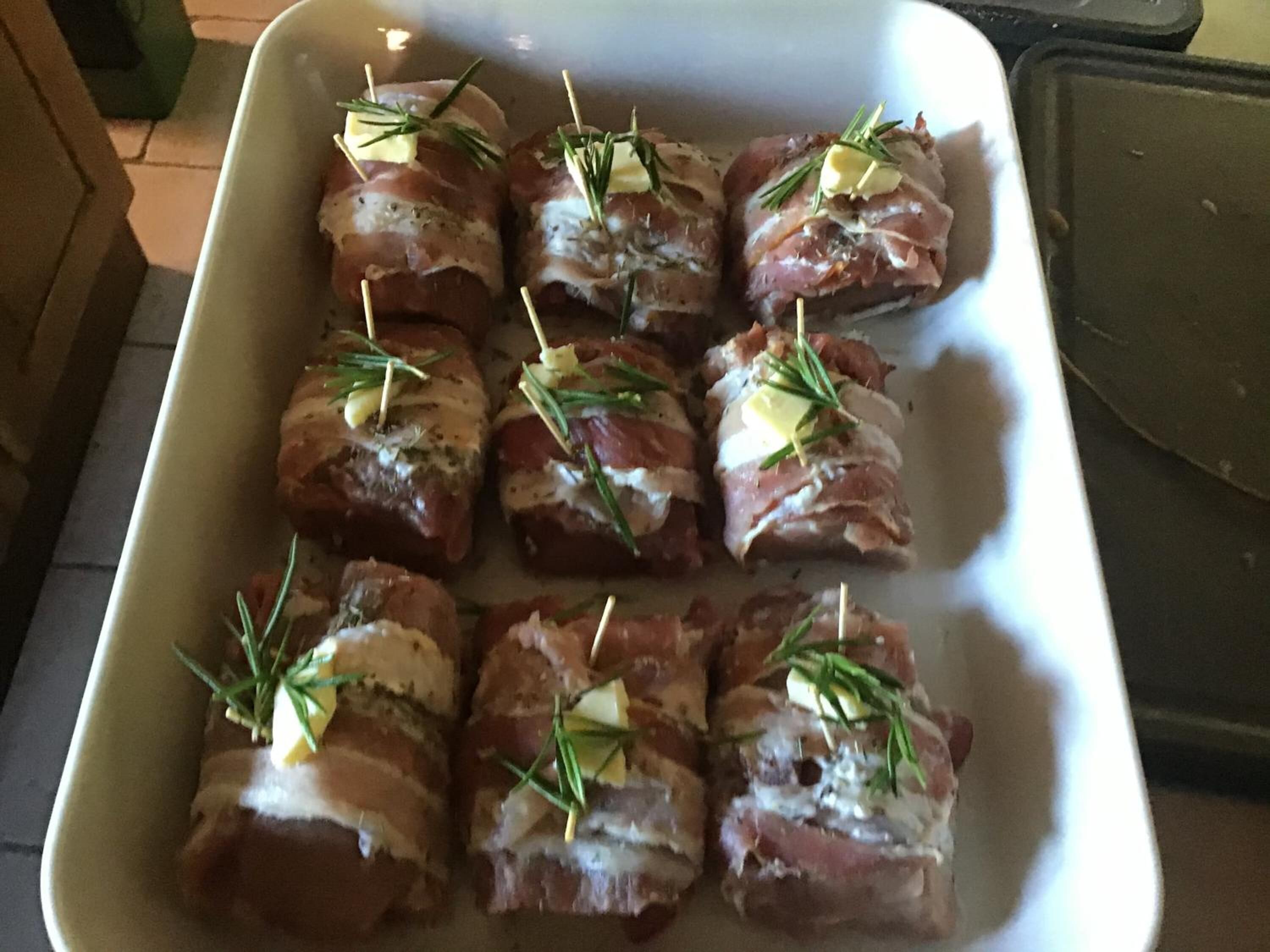 Ett fat med olika matvaror, troligen förrätter, upplagt på en vit tallrik.