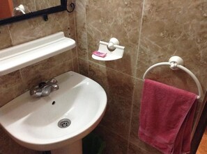Shower, rainfall showerhead, towels, soap - Faouzi Hôtel (Marrakech)