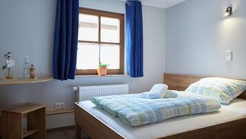 Single Room - Bed size varies between 120cm und 140cm width | Hypo-allergenic bedding, desk, soundproofing, free WiFi