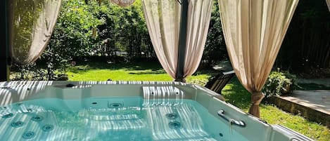 Outdoor spa tub