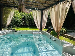 A hot tub with a view of a garden and trees. - Room La Maisonnette de Cabanis (Anduze)
