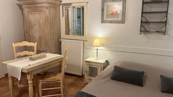 1 bedroom, iron/ironing board, free WiFi