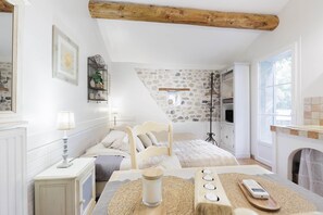 1 bedroom, iron/ironing board, free WiFi