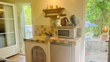 Fridge, microwave, oven, coffee/tea maker