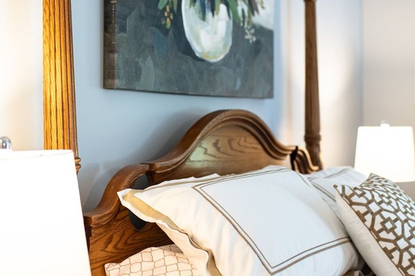 2 bedrooms, individually decorated, individually furnished, desk