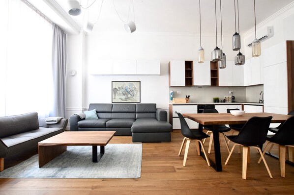 Apartment, 2 Bedrooms (94) | Living area