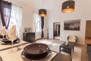 In-room dining - Luxury Apartment by Hi5 -Városház Suite (Budapest)