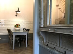 Appartamento Deluxe, 2 camere da letto (149) | Pasti in camera