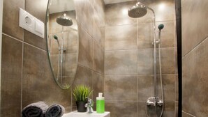 Studio | Bathroom shower - Standard Apartment by Hi5 - Nagysándor street (Budapest)