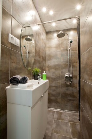 Studio | Bathroom shower - Standard Apartment by Hi5 - Nagysándor street (Budapest)