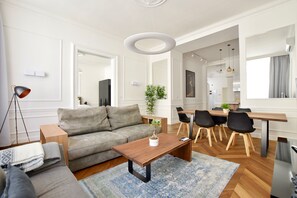 Living area - Luxury Apartment by Hi5 - Bazilika Suite (Budapest)