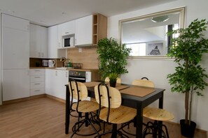 Apartment, 3 Bedrooms | In-room dining