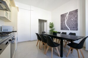 Apartamento, 2 quartos | Opções para refeição no quarto