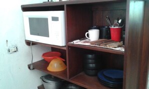 Microwave, cookware/dishes/utensils - Coyote Lodge (Bejuco)