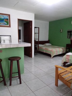 Minibar, bureau, Wi-Fi gratuit, draps fournis