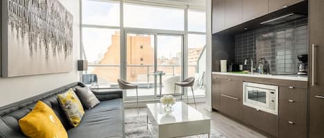 Leilighet – business, 1 soverom, balkong, byutsikt | Eget kjøkken | Kjøleskap, mikrobølgeovn, ovn og kokeplater