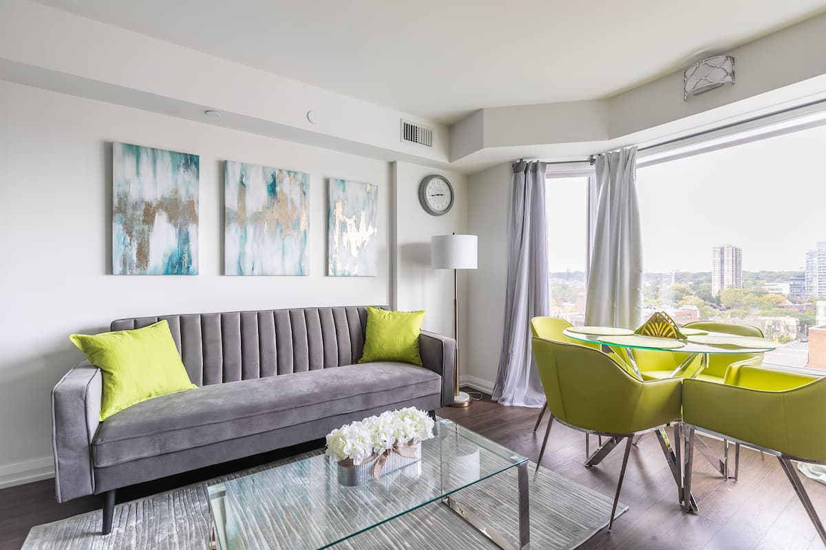 Apartemen Premium, 1 kamar tidur, dapur, pemandangan kota | Area keluarga | Televisi layar datar 43-inci dengan saluran TV digital dan Smart TV