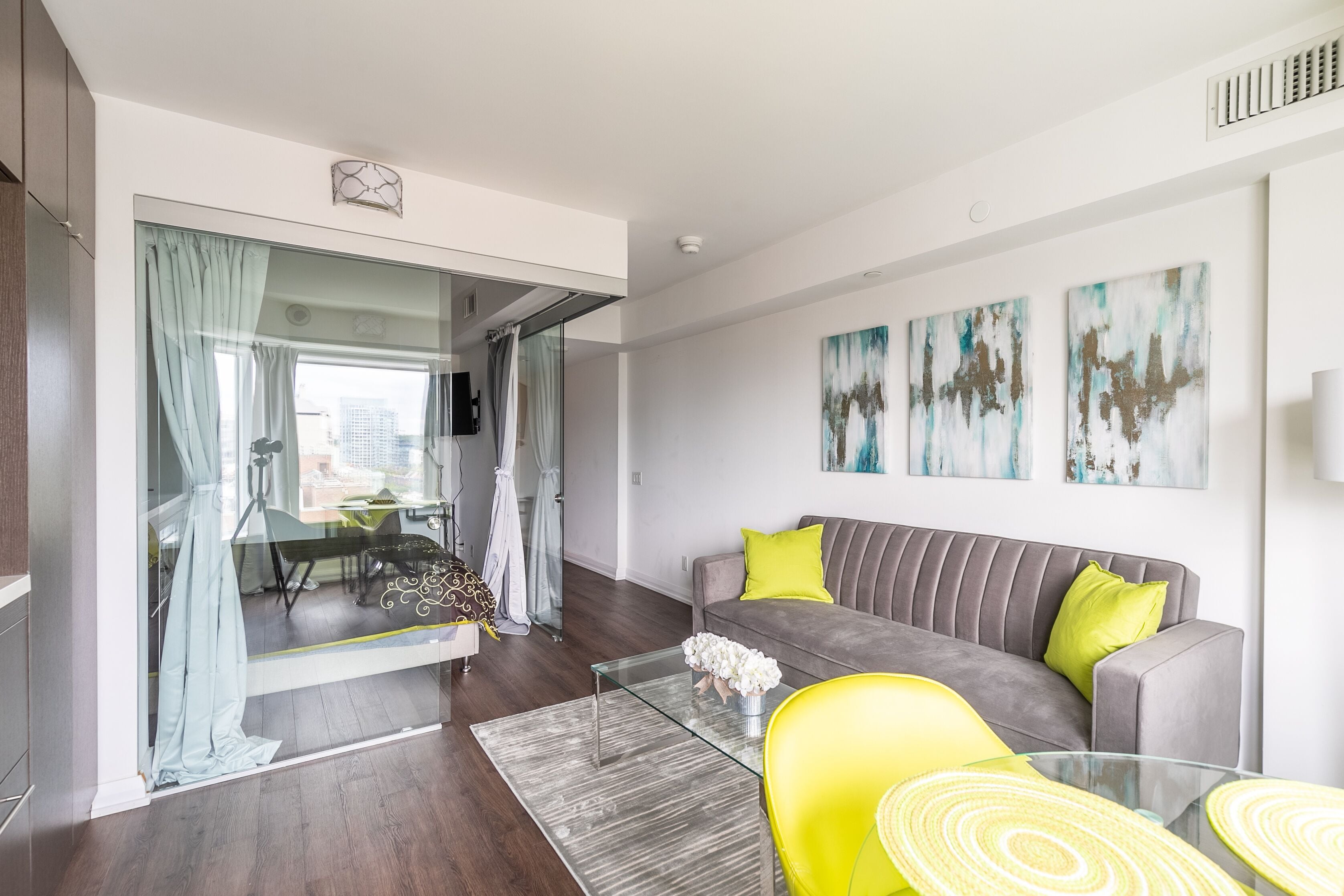 พรีเมียมอพาร์ทเมนท์, 1 ห้องนอน, ห้องครัว, วิวเมือง | บริเวณนั่งเล่น | ทีวีจอแบน 43 นิ้ว พร้อมช่องดิจิตอล, สมาร์ททีวี, Netflix