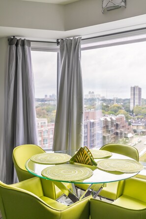 Premium Apartment, 1 Bedroom, Kitchen, City View | Ruang makan