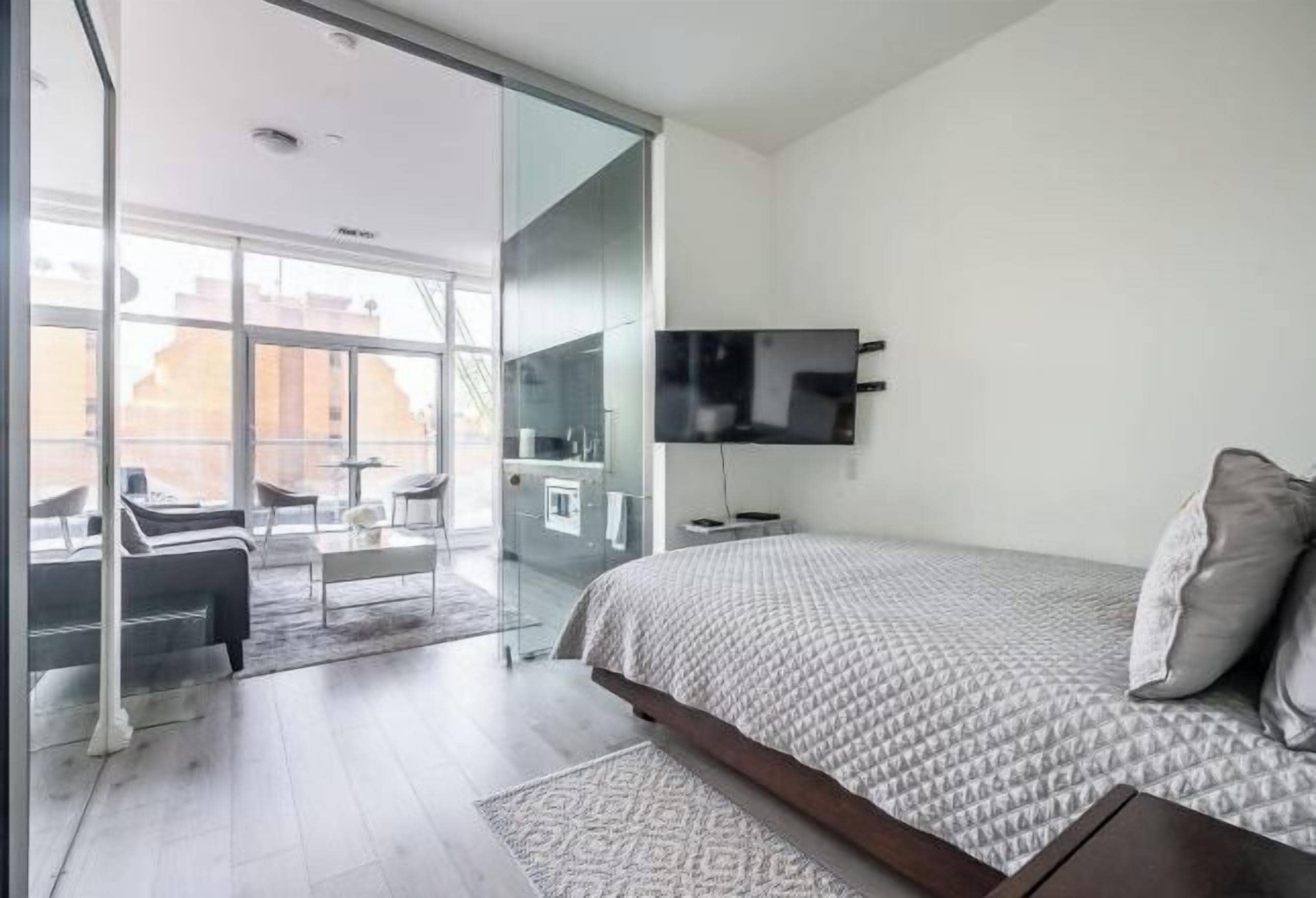 Trang trí khác biệt, trang bị nội thất với thiết kế riêng biệt, bàn 