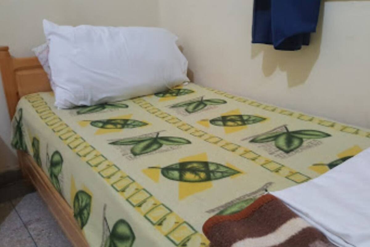 Iron/ironing board, bed sheets