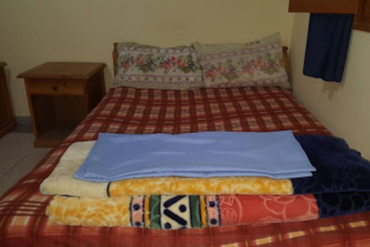 Iron/ironing board, bed sheets